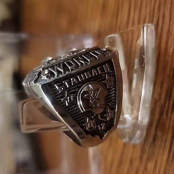Replica 1977 Dallas Cowboys Super Bowl Ring w/Stand and Display Case - Picture 2 of 4